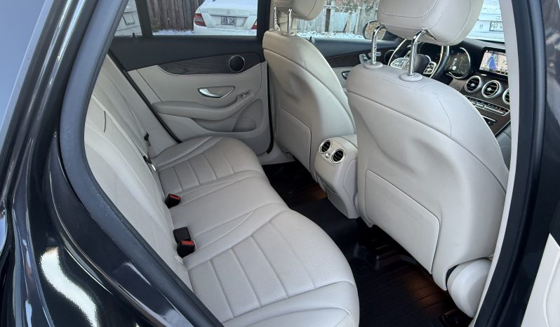 
								Mercedes glc300 4matic full									